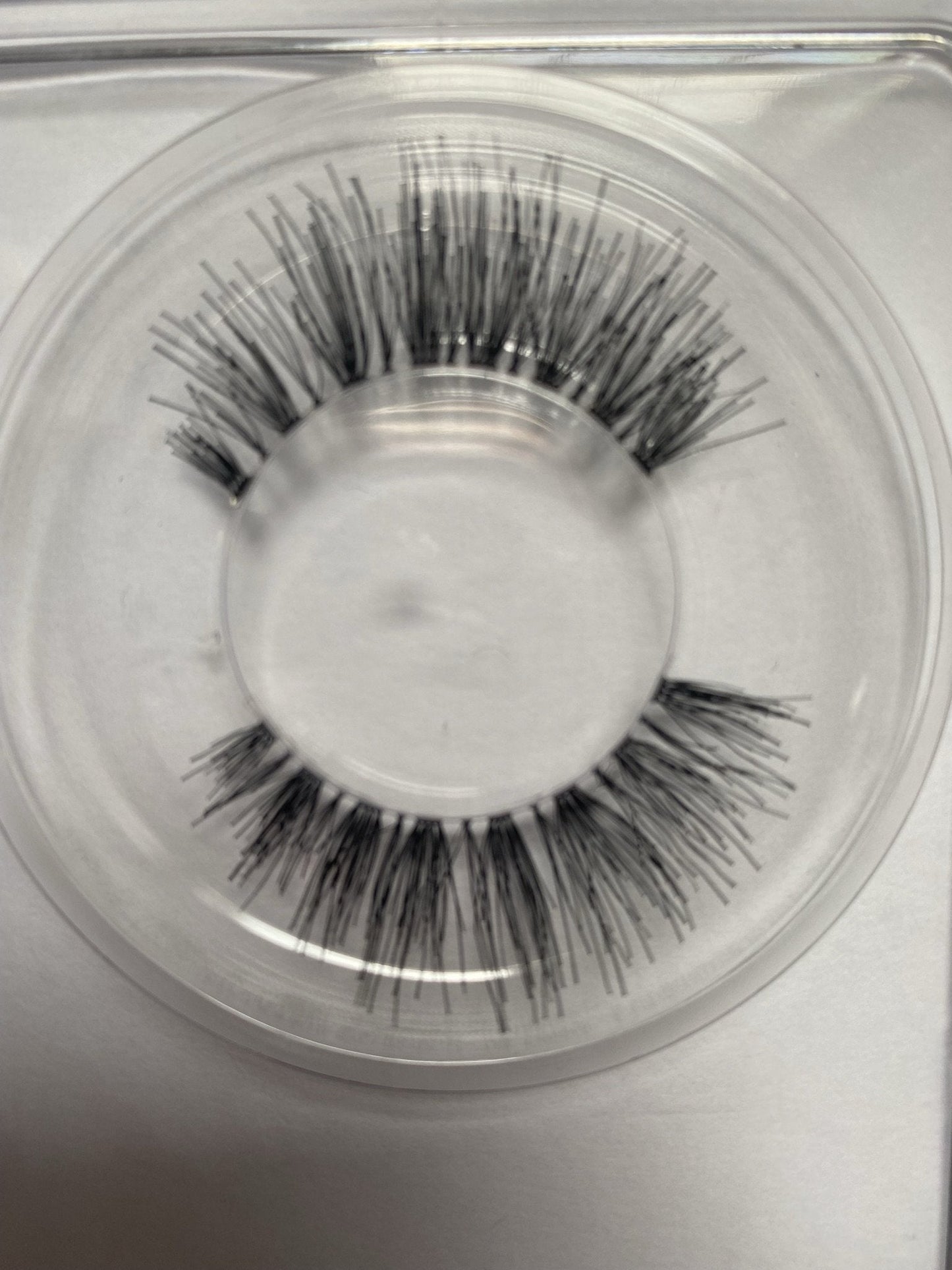 Feathery invisible band lashes