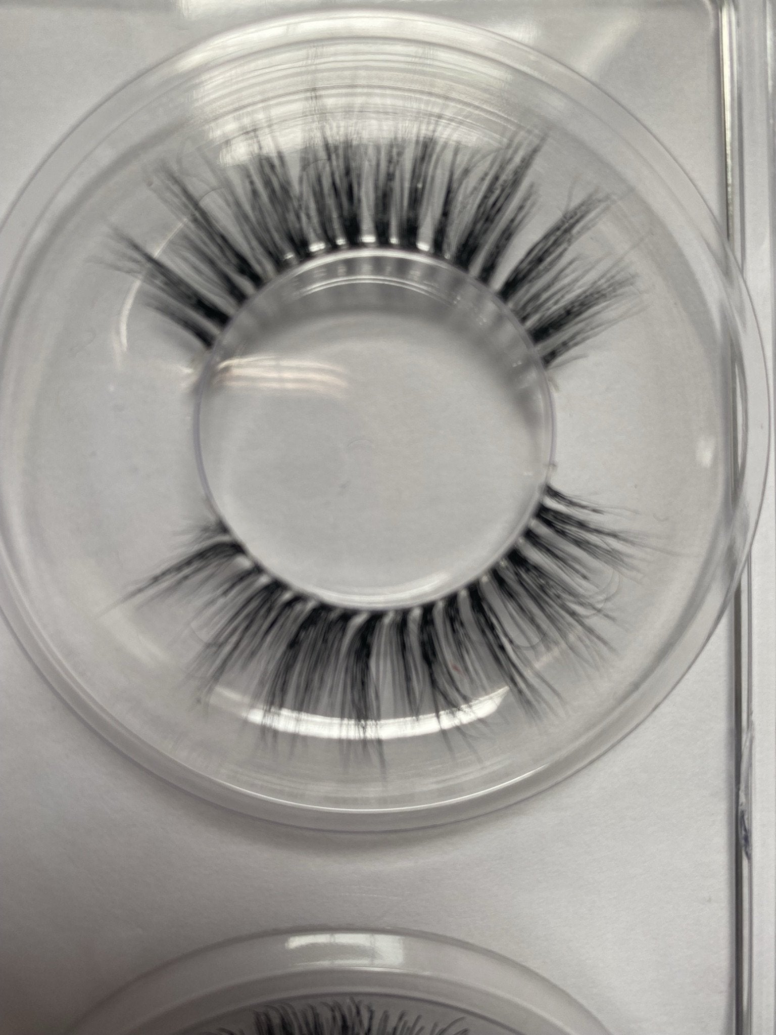 Feathery invisible band lashes